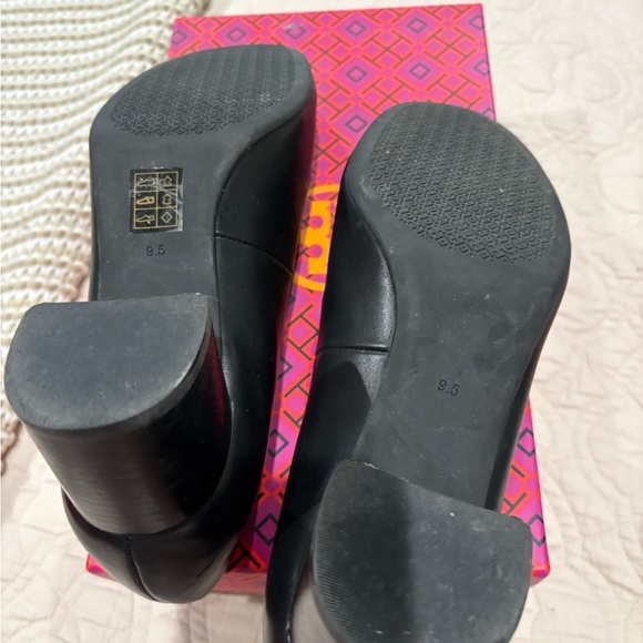 Tory Burch Gigi Black Leather Pumps - Picture 3 of 4
